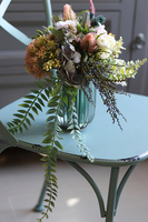 Jasmina Pinte, bukiet kwiatowy w szklanym wazonie, wys.27cm