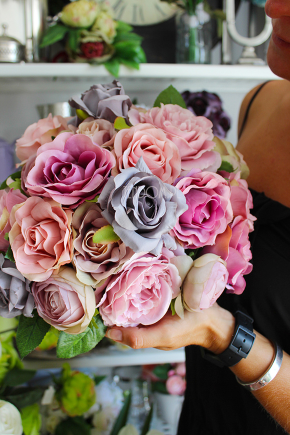 bogaty kosz z brudnoróżowymi różami Romance 30x30x30cm