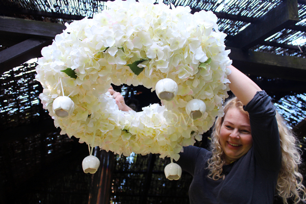 Biała Hortensja wianek podwieszany z dzwoneczkami ceramicznymi, śr.67cm