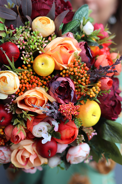 kosz z barwną kompozycją sztucznych kwiatów, Melancholia 2, wys.31cm