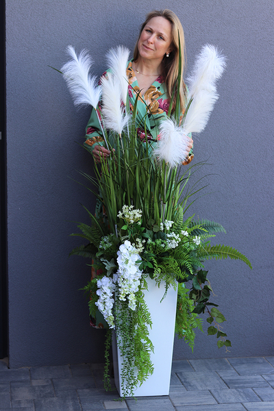 Gertruda Premium, trawy w białej donicy z dekoracjami, wys. 160cm