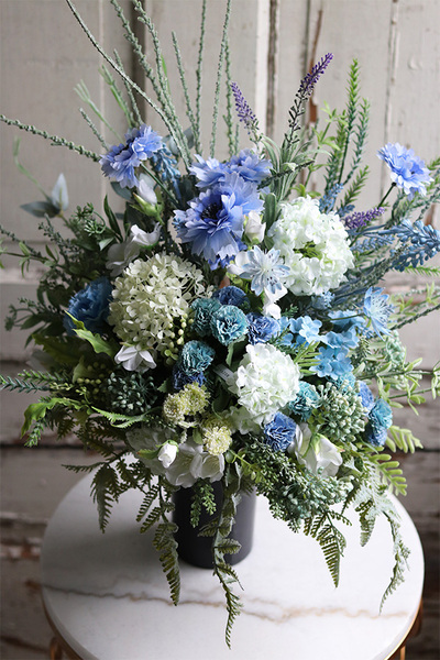 Manfredo Blue, bukiet nagrobny z błękitnymi kwiatami, wys.64cm 