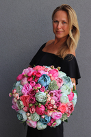 Caryca Renato, bogaty kosz z  peoniami, wym.40x46cm 