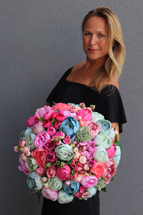 Caryca Renato, bogaty kosz z  peoniami, wym.40x46cm 