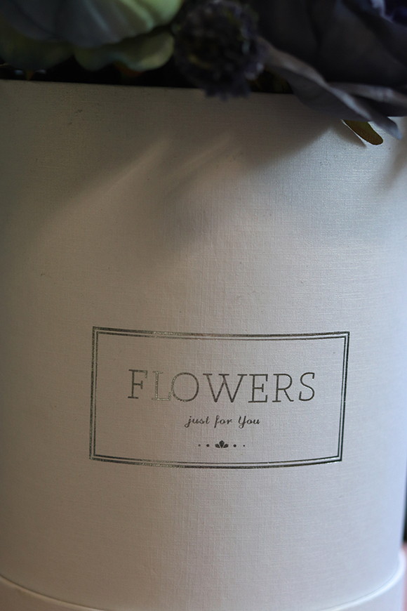 Niebieska Kraina, flowerbox z niebieskimi różami, wys.27cm