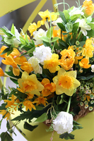 dekoracyjny kosz z żółtymi kwiatami, Wiosenny Klimat, wys.46cm