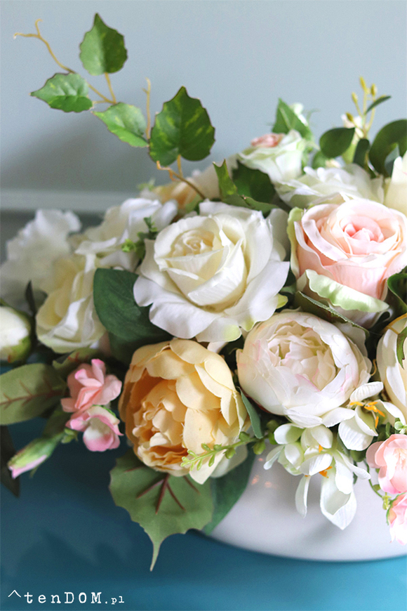 Jollena White & Cream, kompozycja kwiatowa na stół, rozpiętość 50cm