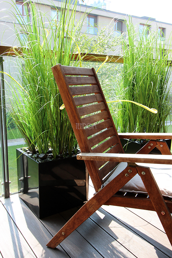 kompozycja Trawy Macarena w sześciennej czarnej donicy, wys.140cm 