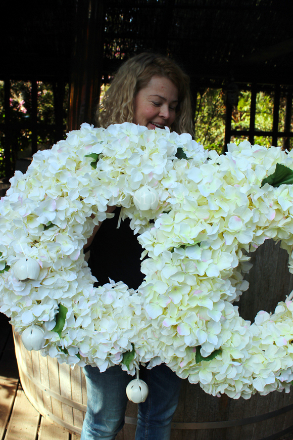 Biała Hortensja wianek podwieszany z dzwoneczkami ceramicznymi, śr.67cm