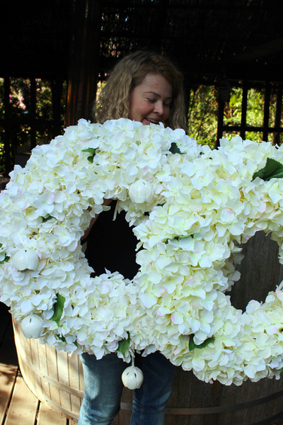 Biała Hortensja wianek podwieszany z dzwoneczkami ceramicznymi, śr.67cm