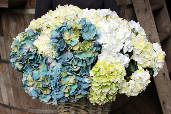 bardzo bogaty kosz z hortensjami Provance Sea, wys.69cm, szer.70cm  