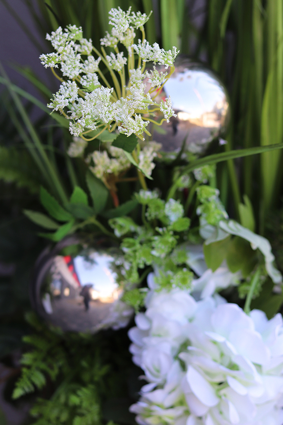 Gertruda Premium, trawy w białej donicy z dekoracjami, wys. 160cm