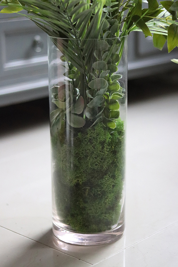 kompozycja z cymbydium w szklanym wazonie, Gerrasa Henalla, wys.80cm