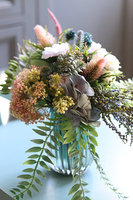 Jasmina Pinte, bukiet kwiatowy w szklanym wazonie, wys.27cm