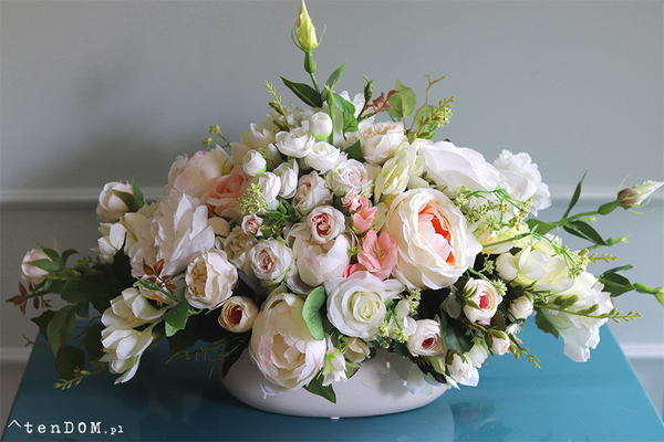 Jollena White & Cream, kompozycja kwiatowa na stół, rozpiętość 50cm