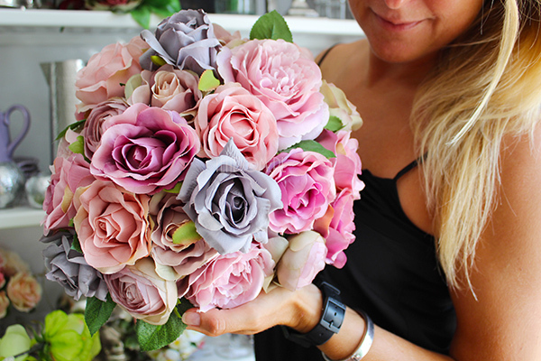 bogaty kosz z brudnoróżowymi różami Romance 30x30x30cm