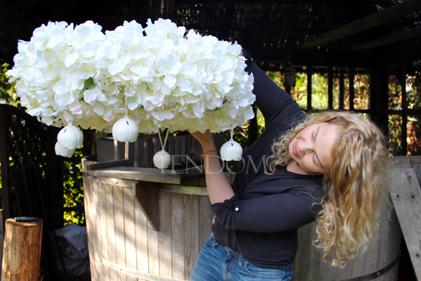 Biała Hortensja wianek podwieszany z dzwoneczkami ceramicznymi, śr.67cm