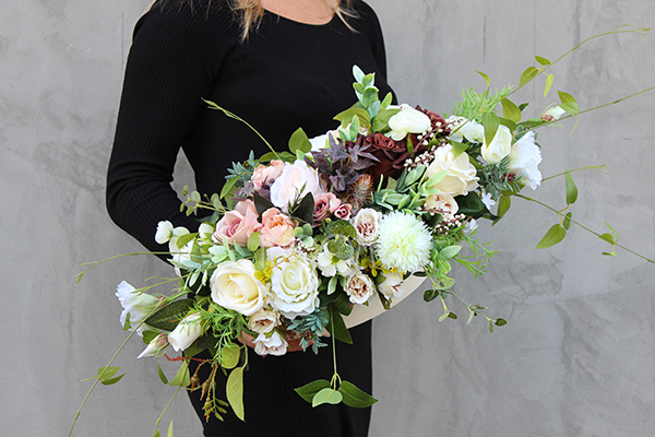 Lukrecja kompozycja kwiatowa / bukiet dł.60cm wys.22cm