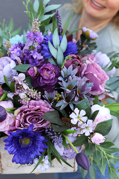 Gisa, elegancka kompozycja w fiolecie w donicy - szufladzie, wys.44cm