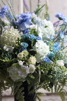 Manfredo Blue, bukiet nagrobny z błękitnymi kwiatami, wys.64cm 