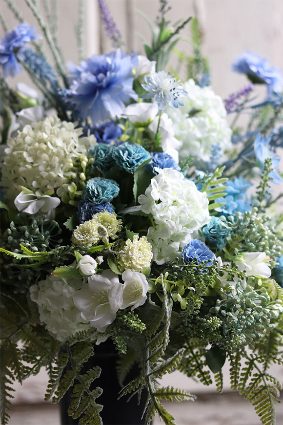 Manfredo Blue, bukiet nagrobny z błękitnymi kwiatami, wys.64cm 