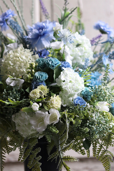 Manfredo Blue, bukiet nagrobny z błękitnymi kwiatami, wys.64cm 