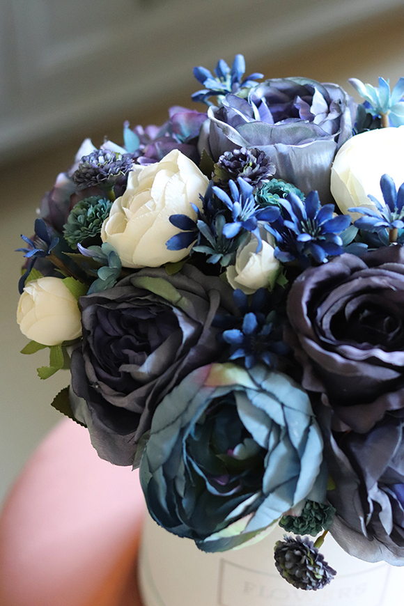 Niebieska Kraina, flowerbox z niebieskimi różami, wys.27cm