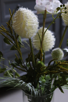 kompozycja z cymbydium w szklanym wazonie, Gerrasa Henalla, wys.80cm