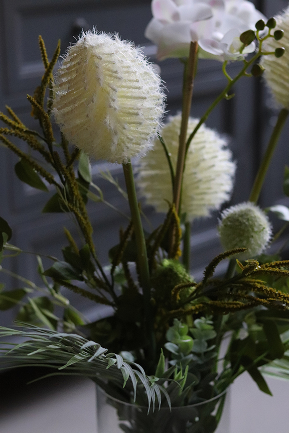 kompozycja z cymbydium w szklanym wazonie, Gerrasa Henalla, wys.80cm