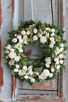 Arabella 2, biały wianek z pełnikami, śr.40cm