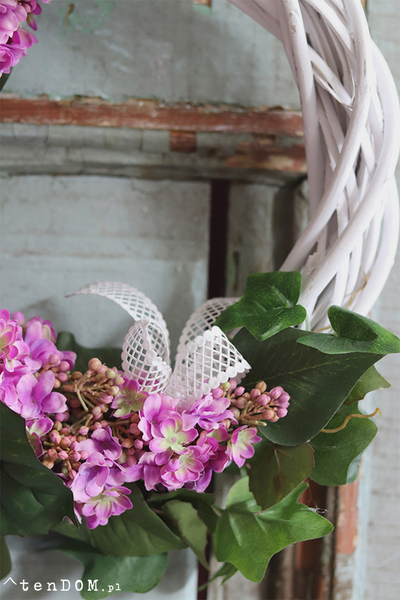 Majowe Klimaty, wianek z motylem i różowym bzem, śr.32cm  