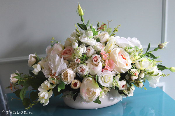 Jollena White & Cream, kompozycja kwiatowa na stół, rozpiętość 50cm