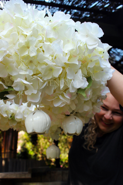 Biała Hortensja wianek podwieszany z dzwoneczkami ceramicznymi, śr.67cm