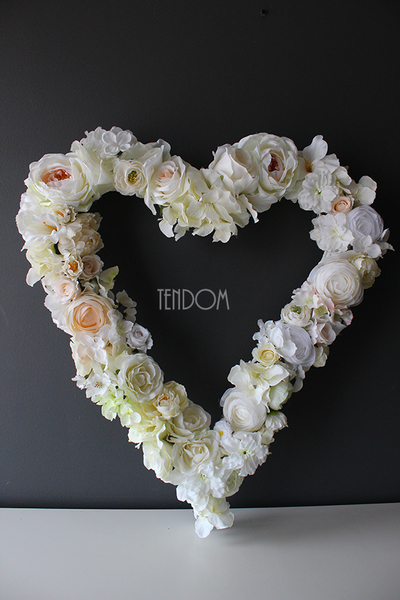 Serce Biel dekoracja ze sztucznych kwiatów na wiklinowym spodzie wys. 60cm, szer.50cm