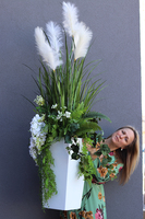 Gertruda Premium, trawy w białej donicy z dekoracjami, wys. 160cm