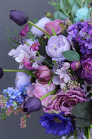 Gisa, elegancka kompozycja w fiolecie w donicy - szufladzie, wys.44cm