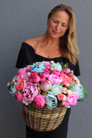 Caryca Renato, bogaty kosz z  peoniami, wym.40x46cm 