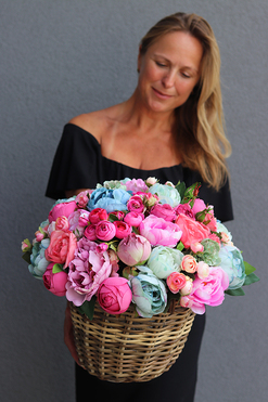 Caryca Renato, bogaty kosz z  peoniami, wym.40x46cm 