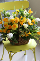 dekoracyjny kosz z żółtymi kwiatami, Wiosenny Klimat, wys.46cm