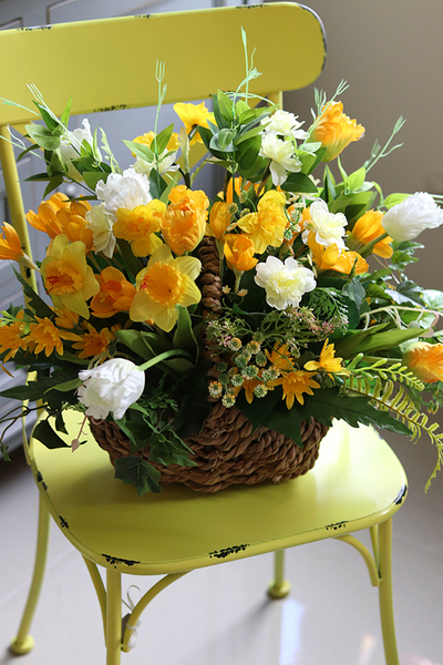 dekoracyjny kosz z żółtymi kwiatami, Wiosenny Klimat, wys.46cm