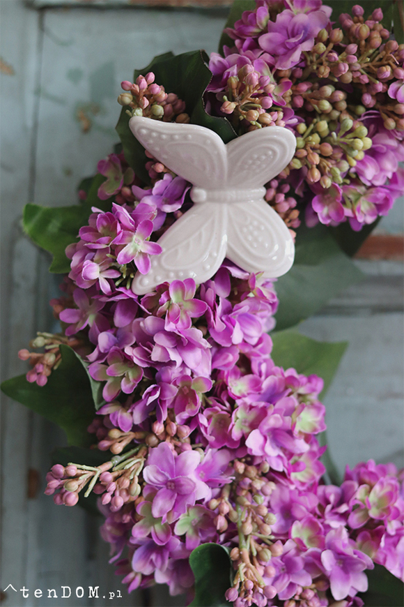 Majowe Klimaty, wianek z motylem i różowym bzem, śr.32cm  