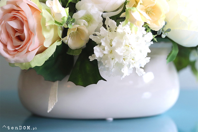 Jollena White & Cream, kompozycja kwiatowa na stół, rozpiętość 50cm