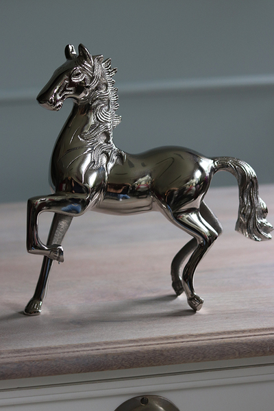 elegancka figurka konia, Stąpający Koń, wym.28x25x9cm