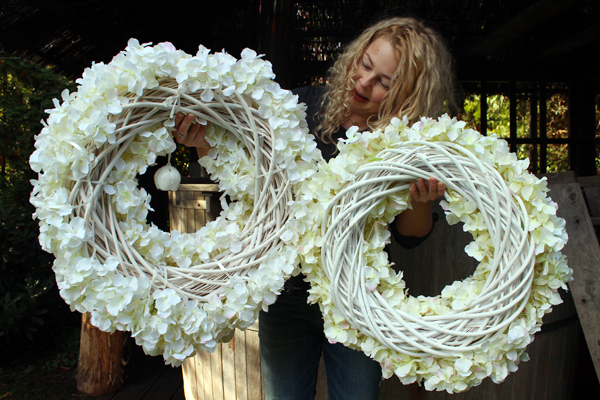 Biała Hortensja wianek podwieszany z dzwoneczkami ceramicznymi, śr.67cm