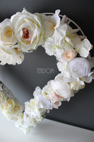 Serce Biel dekoracja ze sztucznych kwiatów na wiklinowym spodzie wys. 60cm, szer.50cm