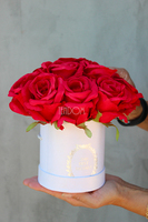 walentynkowy Czerwono-Biały Box, kompozycja kwiatowa / bukiet / flowerbox, wys.22cm