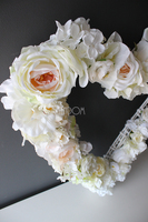 Serce Biel dekoracja ze sztucznych kwiatów na wiklinowym spodzie wys. 60cm, szer.50cm