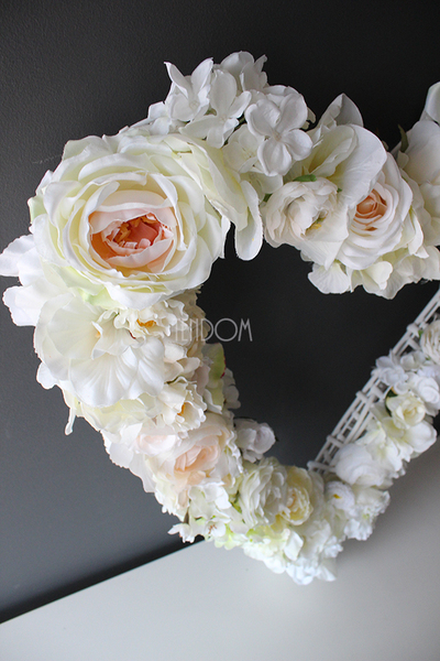 Serce Biel dekoracja ze sztucznych kwiatów na wiklinowym spodzie wys. 60cm, szer.50cm
