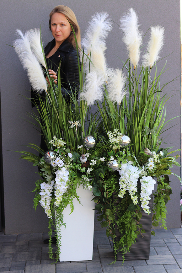 Gertruda Premium, trawy w białej donicy z dekoracjami, wys. 160cm