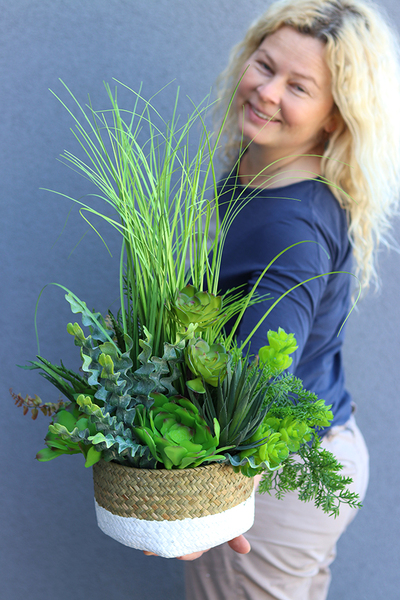 Pelona, kompozycja traw i sukulentów w koszu, wym.45x34cm